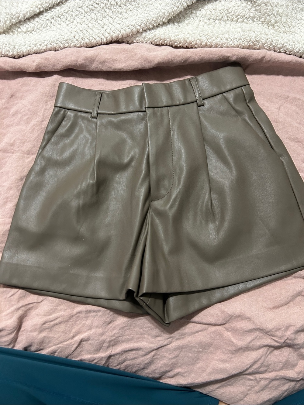 Zara nwt xs High-Waist Vegan Leather pleather Pleated Women’s Shorts - Taupe - Picture 2 of 4